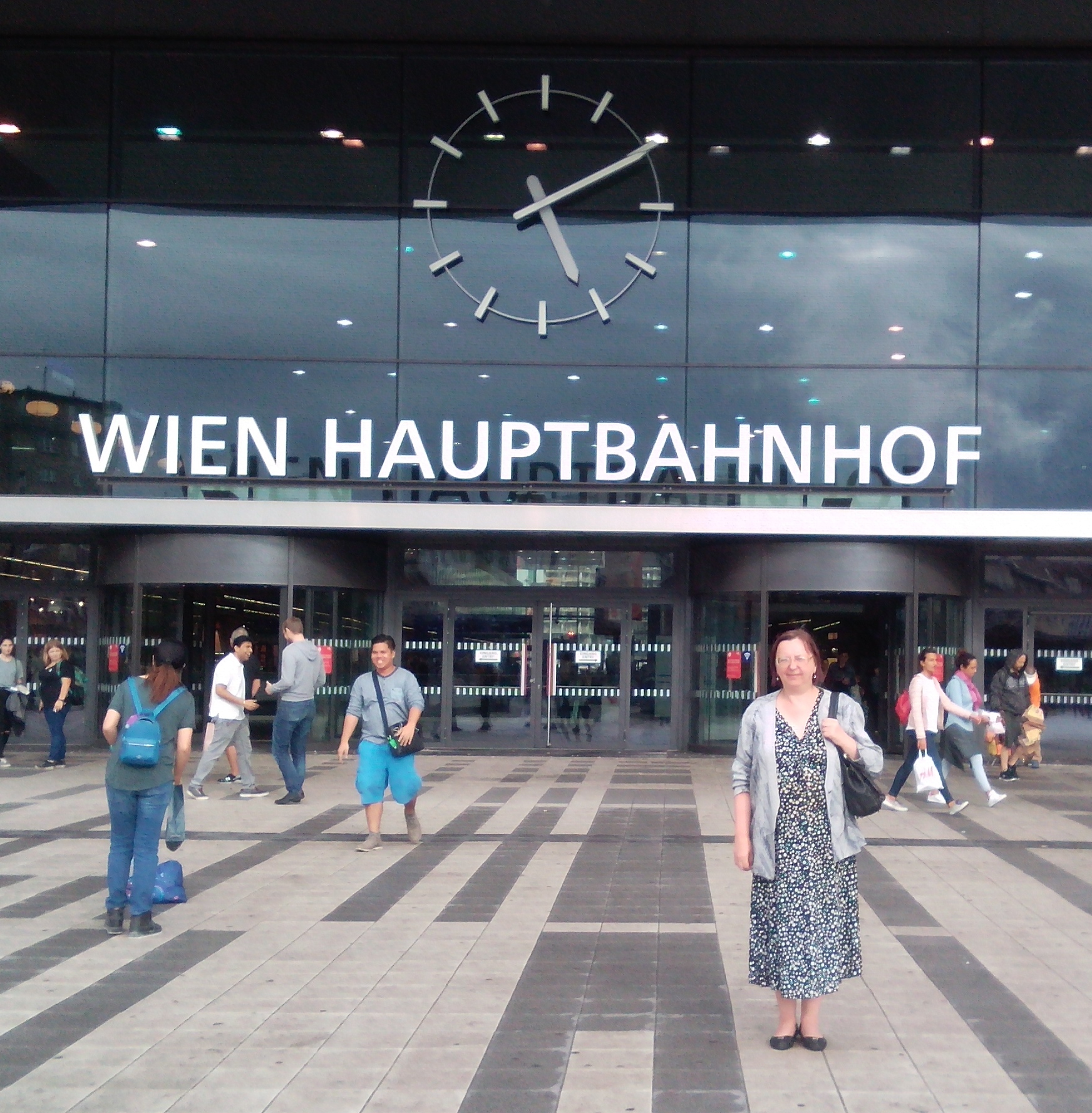 У центрального вокзала Wien Hauptbahnhof